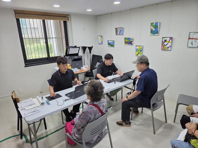 NSP통신-우만종합사회복지관에서 운영중인 찾아가는 현장접수창구 모습. (사진 = 수원시)