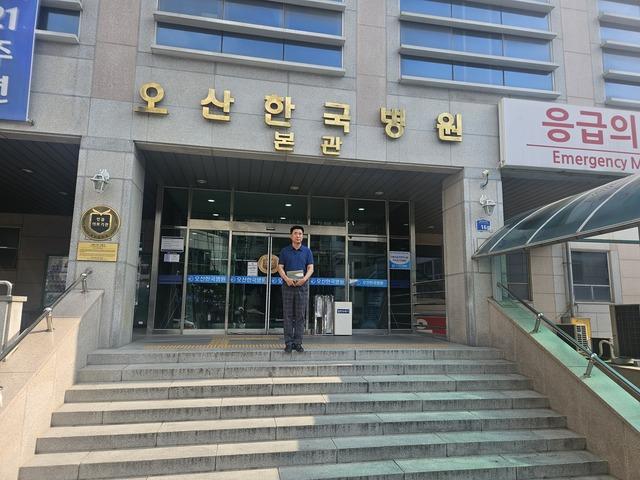 NSP통신-24일 성길용 오산시의회 부의장이 사고 현장 목격 공무원을 병문안 하기 위해 병원을 방문한 모습. (사진 = 성길용의원)