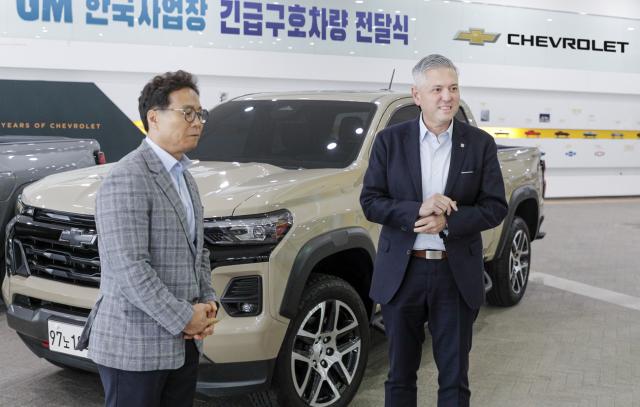 NSP통신-긴급구호 차량 지원 프로그램에 대한 설명을 듣고 있는 헥터 비자레알 GM 한국사업장 사장(우)과 이대형 인천광역시 자원봉사센터 이사장(좌) (사진 = 한국지엠)