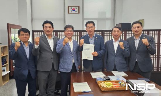 NSP통신-전라남도의회 전라남특별자치도 추진지원 특별위원회 위원들 신정훈 행정안전위원회 위원장에게 전라남특별자치도 특별법 제정 건의 (사진 = 전남도의회)