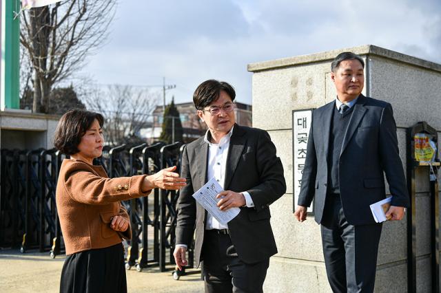 NSP통신-김병수 김포시장이 교육 현장을 둘러보며 개선 사항을 점검하고 있는 모습. (사진 = 김포시)