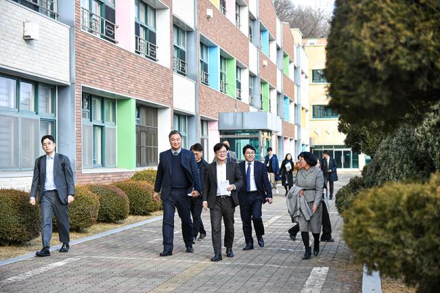 NSP통신-김병수 김포시장이 교육 현장을 둘러보며 개선 사항을 점검하고 있는 모습. (사진 = 김포시)