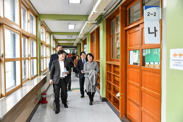NSP통신-김병수 김포시장이 교육 현장을 둘러보며 개선 사항을 점검하고 있는 모습. (사진 = 김포시)