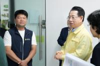 [NSP PHOTO]김영록 전남지사, 외국인근로자 인권침해 피해자 직접 만나 위로