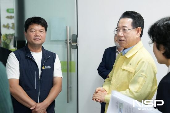 NSP통신-김영록 전라남도지사가 나주 공익활동지원센터 방문, 나주 이주노동자 인권침해 피해자와 면담 마친 뒤 관계자들과 이야기나누는 중 (사진 = 전라남도)