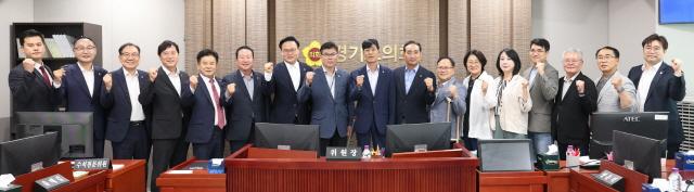NSP통신-경기도의회가 23일 제4기 경기도청 예산결산특별위원회 위원회를 열었다. 사진은 위원회 참석 의원들의 기념촬영 모습. (사진 = 경기도의회)