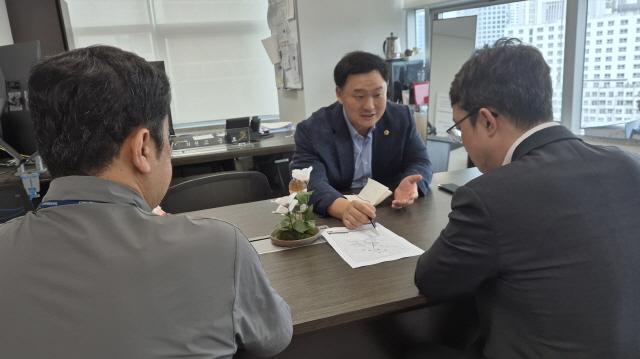 NSP통신-고준호 경기도의원이 경기도 철도항만물류국과 긴급 간담회를 하고 있다. (사진 = 경기도의회)