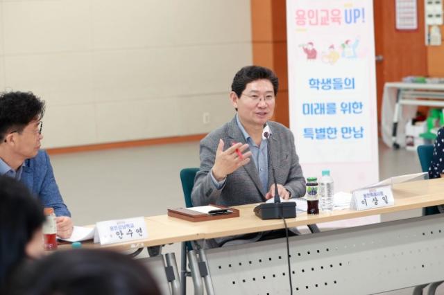 NSP통신-이상일 시장이 25일 시청 비전홀에서 용인지역 특수학교장과 특수학급 교사 등 특수교육 관계자들과 간담회를 하고 있다. (사진 = 용인특례시)