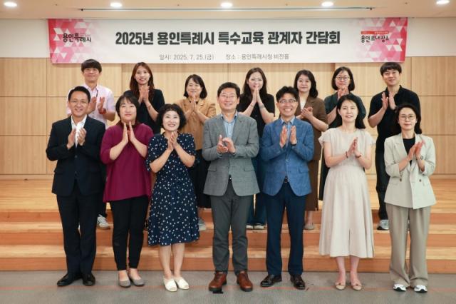 NSP통신-이상일 시장이 간담회 참석자들과 기념촬영을 하고 있다. (사진 = 용인특례시)