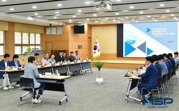 NSP통신-경산시는 지난 24일 시청 대회의실에서 자인공설시장 현대화 사업 연구용역 중간 보고회를 개최했다. (사진 = 경산시)