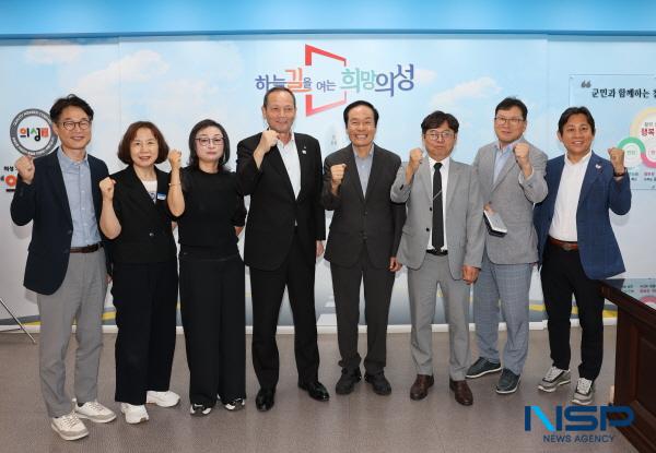 NSP통신-의성군은 25일 일본 오카야마현의 지방자치단체인 나기초(奈義町)의 초장과 관계 공무원 등 3명이 공식 방문해 저출생 극복 정책을 주제로 교류의 시간을 가졌다고 밝혔다. (사진 = 의성군)