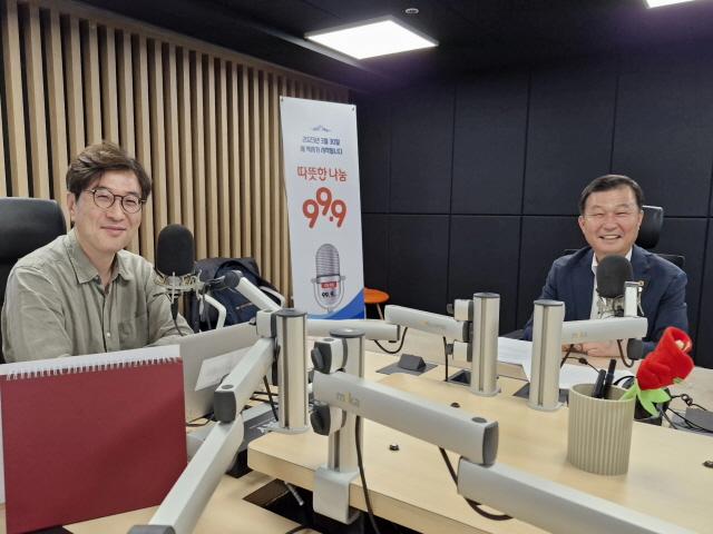 NSP통신-한원찬 의원이 25일 오전 OBS 의정포커스에 출연해 인터뷰를 하고 있다. (사진 = 경기도의회)