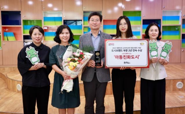 NSP통신-용인특례시가 아동친화도시 관련 정책으로 대한민국 소비자신뢰 대표브랜드에서 도시브랜드 부문 대상을 수상했다. 사진은 이상일 시장과 시 관계자들의 수상 기념촬영 모습. (사진 = 용인특례시)