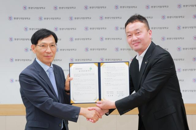 NSP통신-원광디지털대학교와 새안양회 간 단체협약 체결식에서 김윤철 원광디지털대 총장(왼쪽)과 박천수 새안양회 회장이 협약 기념촬영을 하고 있다. (사진 = 원광디지털대학교)