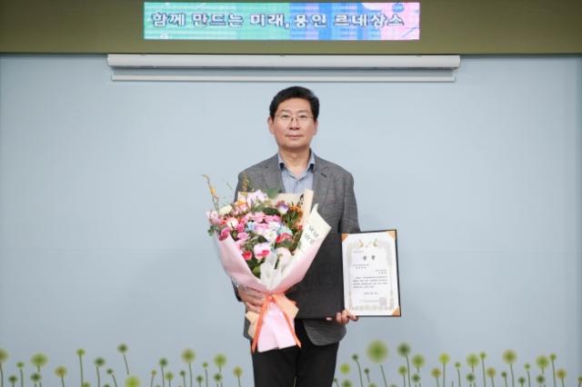 NSP통신-용인특례시가 2025 전국 기초단체장 매니페스토 우수사례 경진대회에서 최우수상에 선정된 가운데 이상일 시장이 시를 대표해 수상 기념촬영을 하고 있다. (사진 = 용인특례시)