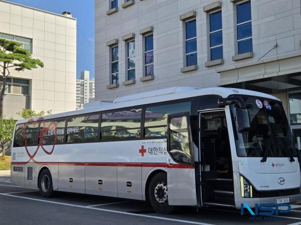 NSP통신-영천시는 25일 시청 전정에서 대한적십자사 대구·경북혈액원과 함께 올해 세 번째 생명나눔 단체 헌혈 운동을 실시했다. (사진 = 영천시)
