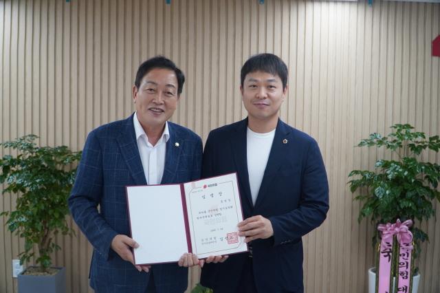 NSP통신-24일 유영일 경기도의원(오른쪽)이 도의회 제4기 국민의힘 수석대변인으로 임명돼 김선교 신임 국민의힘 경기도당위원장에게 임명장을 받고 기념 촬영 하는 모습. (사진 = 경기도의회)