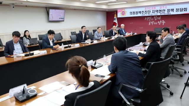 NSP통신-25일 경기도의회 의정정책추진단이 양주시 회의실에서 정담회를 진행하고 있다. (사진 = 경기도의회)