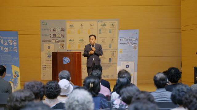 NSP통신-김종배 경기도의원이 시흥시 노인종합복지관에서 열린 디지털 소외계층을 위한 찾아가는 탄소중립교육에 참석해 인사말을 하는 모습. (사진 = 경기도의회)