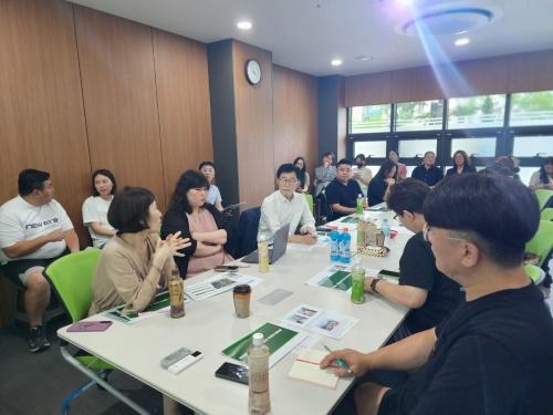 NSP통신-24일 김근용 경기도의원이 9개교 학부모들과 간담회를 하고 있다. (사진 = 경기도의회)