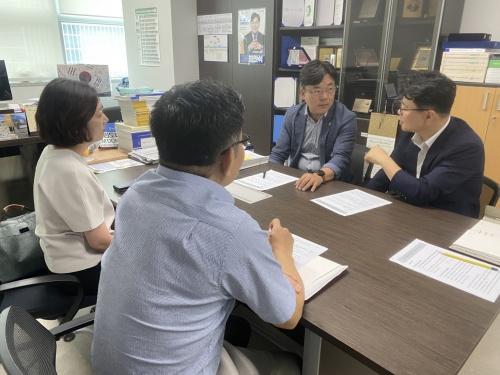 NSP통신-경기도의회에서 최만식 도의원이 사회복지관협회 관계자들과 정담회를 하고 있다. (사진 = 최만식 의원실)