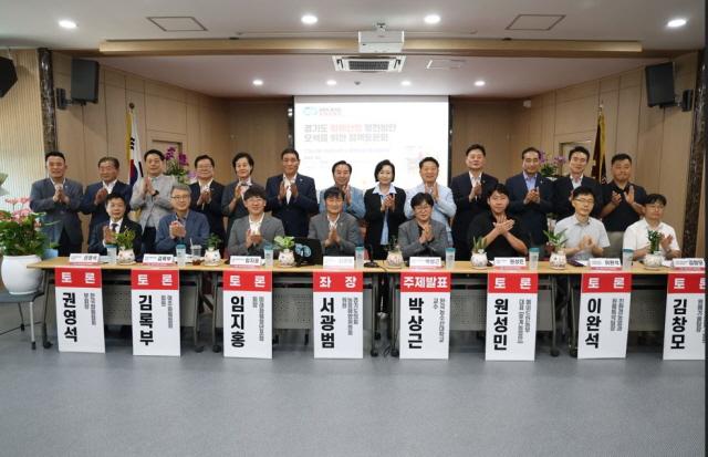 NSP통신-경기도 화훼산업 발전방안 모색을 위한 정책토론회가 여주시 흥천농협 2층 대회의실에서 열렸다. 사진은 토론회 참석자들의 기념촬영 모습. (사진 = 경기도의회)