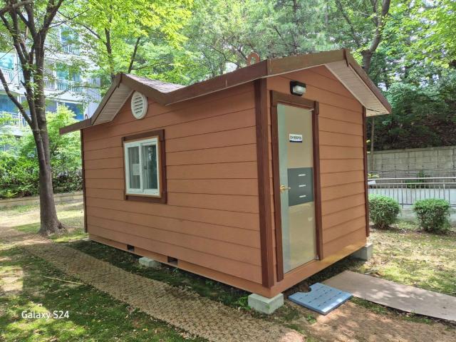 NSP통신-경기도가 근무환경 개선 사업으로 추진한 안양시 경비·청소 노동자 휴게시설 외부 모습. (사진 = 경기도)