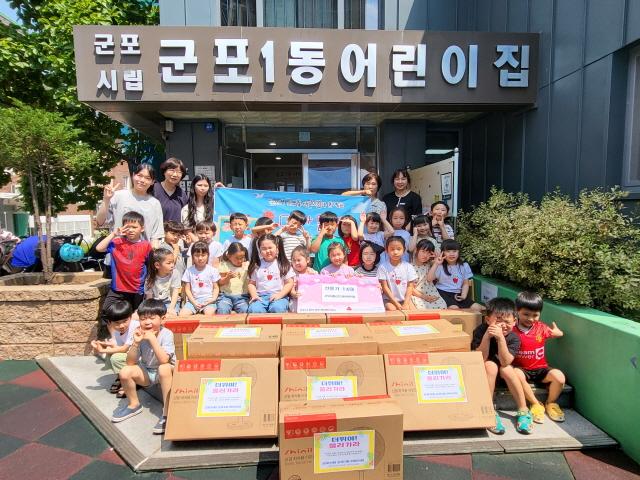 NSP통신-24일 군포시립군포1동어린이집이 바자회를 통해 마련한 선풍기 14대를 군포1동행정복지센터에 전달했다. (사진 = 군포시)