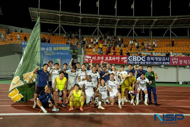 NSP통신-김포FC 고정운 감독과 선수들이 승리의 함성을 지르며 팬들과 승리샷을 촬영하고 있는 모습. (사진 = 조이호 기자)