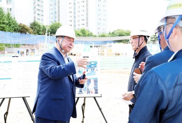 NSP통신-공공건축물 건립 현장 점검중인 김경일 파주시장 (사진 = 파주시)