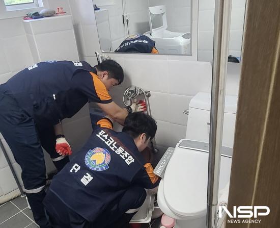 NSP통신-포스코노동조합 직원들 욕실 청소 및 정리 (사진 = 광양시청)