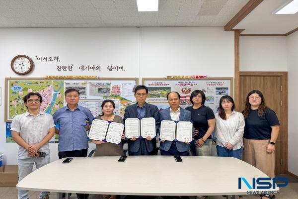 NSP통신-고령군관광협의회가 지난 25일 경북 고령군 대가야읍 왕릉마을발전협의회 및 대가야읍 지산3리와 함께 상호 우호 증진과 대가야 고령 관광의 공동 발전을 위한 자매결연 협약을 체결했다. (사진 = 고령군)