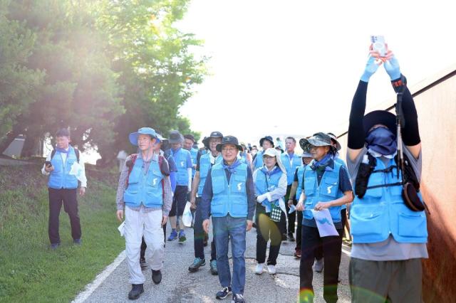 NSP통신-28일 오전 파주 임진각에서 김동연 경기도지사, 국회의원 및 도민 등 200여명이 참석한 가운데 2025 광복80주년 맞이 경기둘레길 통일걷기 행사가 열리고 있다. (사진 = 경기도)