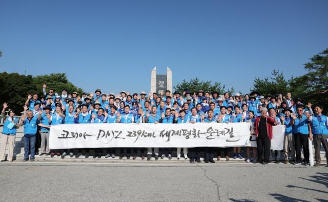 NSP통신-28일 오전 파주 임진각에서 김동연 경기도지사, 국회의원 및 도민 등이 통일걷기 출발선언에 앞서 기념촬영을 하고 있다. (사진 = 경기도)