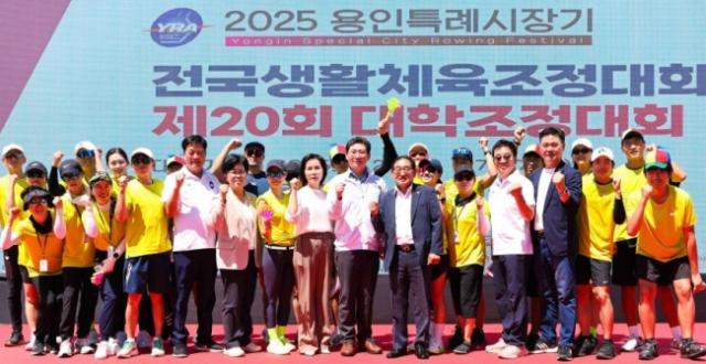 NSP통신-26일 용인조정경기장에서 이상일 시장이 대회참가자들과 기념사진을 촬영하고 있다. (사진 = 용인특례시)