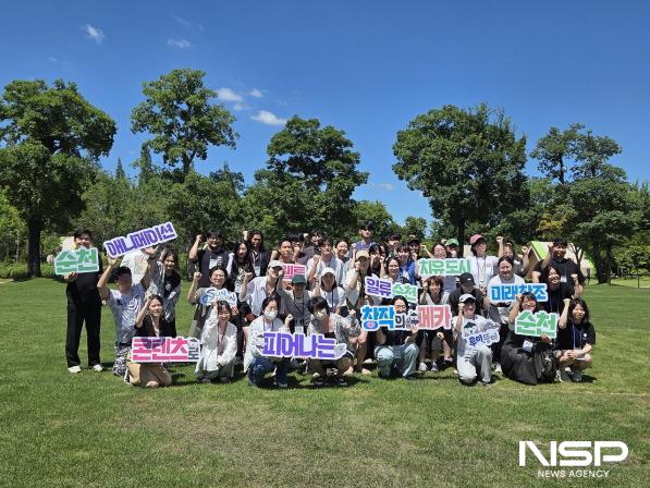 NSP통신-지난 27일 순천로드 창작캠프 마무리 후 원형잔디마당에서 단체사진을 찍고 있다 (사진 = 순천시)