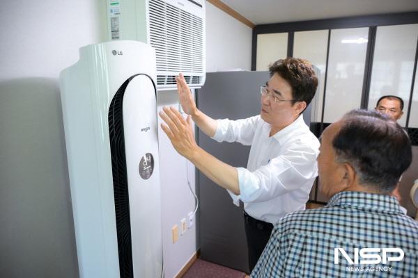 NSP통신-노관규 순천시장이 관내 경로당을 찾아 에어컨을 점검하고 어르신들의 안부를 살피고 있다 (사진 = 순천시)