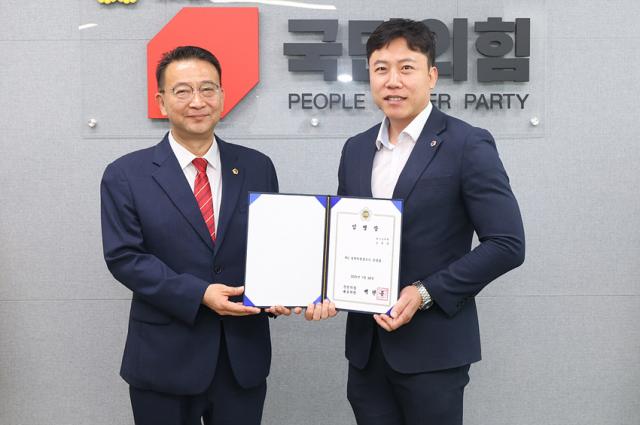 NSP통신-경기도의회 국민의힘 정책위원장에 위촉된 오세풍 경기도의원의 기념촬영 모습. (사진 = 경기도의회)