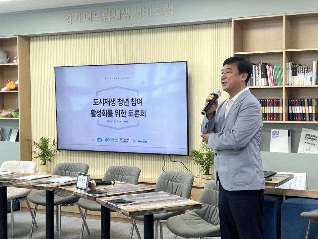 NSP통신-26일 이택수 경기도의회 교육기획위원회 의원이 지속가능한 도시재생을 위한 청년 참여 활성화 방안 토론회에서 인사말을 하는 모습. (사진 = 경기도의회)