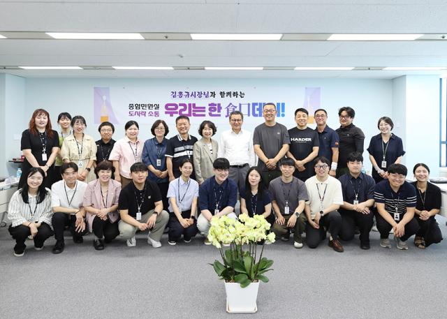 NSP통신-김홍규 강릉시장이 종합민원실 민원담당 공무원과 소통 간담회를 진행하고 있는 모습. (사진 = 강릉시)