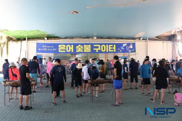 NSP통신-봉화 은어축제기간 내성대교 아래에 마련된 숯불 은어구이 체험장은 관광객이 직접 석쇠 한 판을 구입해 은어를 구워서 먹을수 있어 은어잡이 체험객들의 발길이 이어졌다. (사진 = 김오현 기자)
