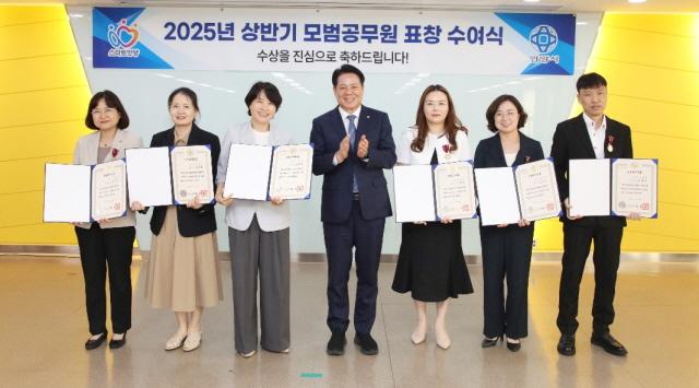 NSP통신-안양시 상반기 모범공무원 표창 수여식에서 최대호 안양시장(가운데)을 비롯한 시 관계자들의 기념촬영 모습. (사진 = 안양시)