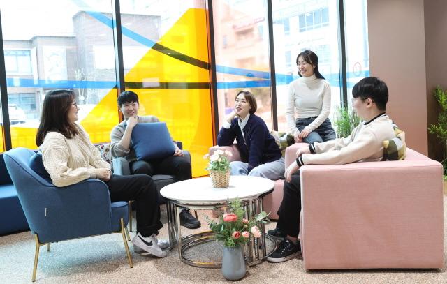 NSP통신-광명시 소상공인 청년지원단이 인생플러스센터 1층에서 대화를 나누는 모습. (사진 = 광명시)