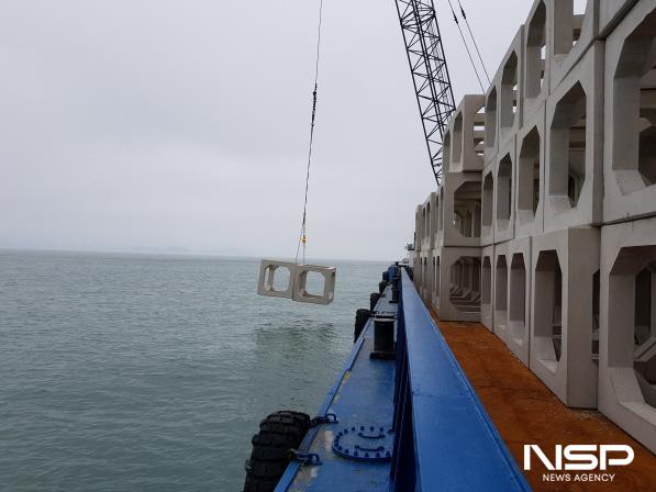 NSP통신-전라남도는 물고기집으로 불리는 인공어초를 4개 시군 9개 해역 총 64헥타르 면적에 960개를 투하한다 (사진 = 전남도)