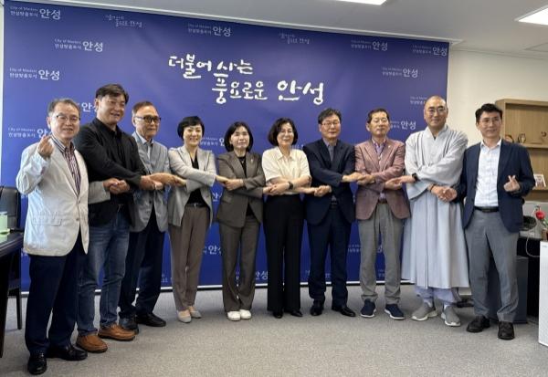 NSP통신-황세주 경기도의원(왼쪽 다섯번째)이 안성시청 시장실에서 열린 안성시와 경기도사회서비스원 간 2025년 복지정보안내도우미 사업 업무협약식에서 참석자들과 함께 기념촬영을 하고 있다. (사진 = 황세주 의원실)