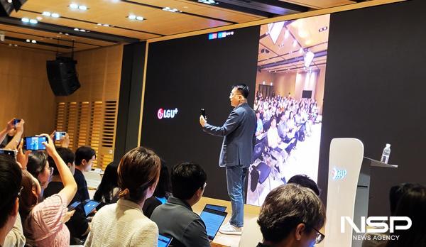 NSP통신-홍관희 LG유플러스 정보보안센터장이 실제 악성 앱을 통해 스마트폰 단말기가 장악되는 과정을 최초로 시연하고 있다.