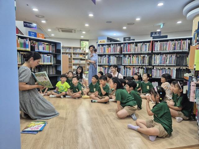 NSP통신-성남시 무지개도서관 동화책 읽어주기 독서문화 프로그램 운영 모습. (사진 = 성남시)