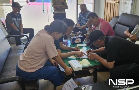 NSP통신-구례군청 공무원들 마을회관 직접 방문해 민생회복 소비쿠폰 신청 접수 (사진 = 구례군청)