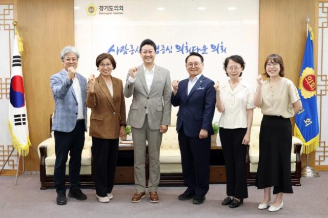 NSP통신-김진경 경기도의회 의장이 28일 집무실에서 김미숙 의원과 함께 대한치매구강건강협회, 스마일재단, 돌봄과 미래, 한국노인복지중앙회 등과 간담회 후 기념촬영을 하고 있다. (사진 = 경기도의회)