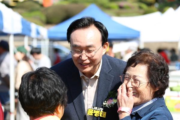 NSP통신-윤병태 나주시장이 제41회 봉황면민의 날에 참석해 시민들과 대화를 나누고 있다. (사진 = 나주시)